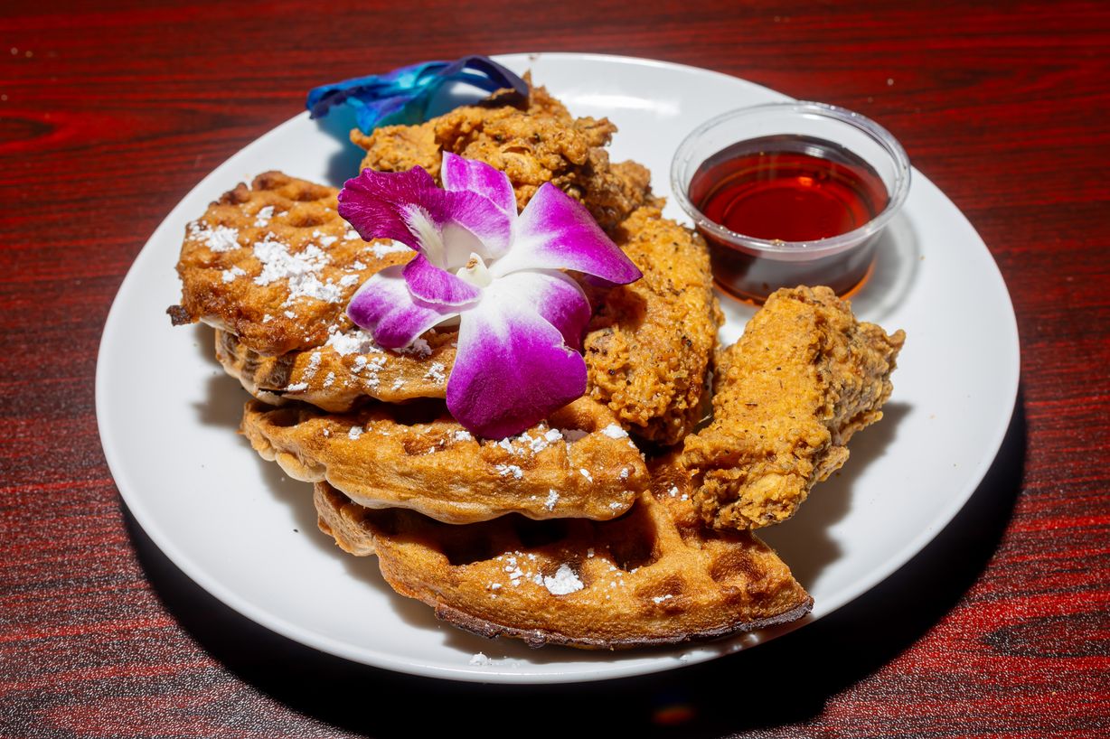  Chicken & Waffles / Pollo & Waffles at Andrew's Restaurant in Suitland, MD 20746 | YourMenu® Online Ordering