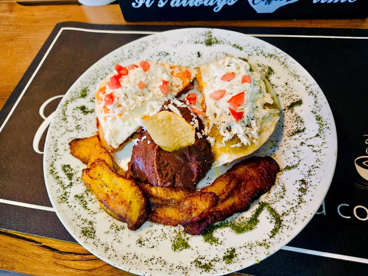 Divorciados en Chilaquila at Bonanza Restaurant - Pupusería y Cafetería in Oakland Park, FL 33334 | YourMenu® Online Ordering