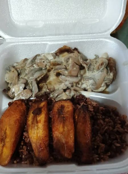 Lomo con Champinones at La Isla Cafeteria in Miami, FL 33142 | YourMenu® Online Ordering