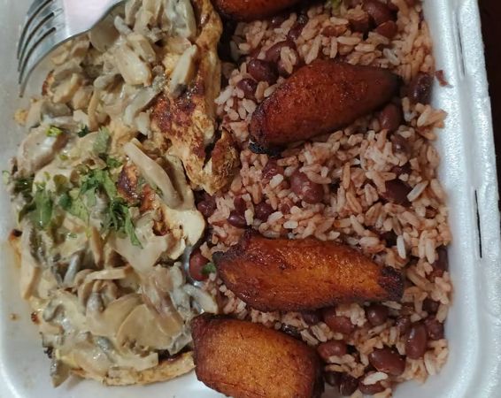 Pollo con Champinones at La Isla Cafeteria in Miami, FL 33142 | YourMenu® Online Ordering